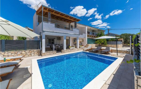 Awesome home in Vinisce with Outdoor swimming pool, WiFi and 5 Bedrooms